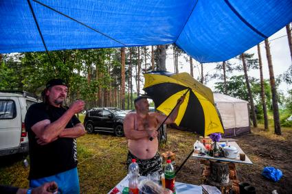 Тверская область, Селигер, деревня Никола-Рожок. Отдыхающие  в палаточном лагере возле деревни Никола-Рожок.