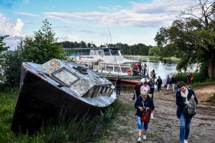 Тверская область, Осташковский район,Заречье. Туристическая группа прибыла на турбазу `Сокол`.