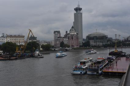 Москва. Вид на Москва-реку у Краснохолмской набережной.