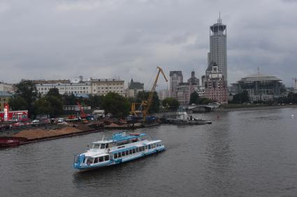 Москва. Вид на Москва-реку у Краснохолмской набережной.