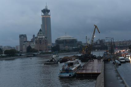 Москва. Вид на Москва-реку у Краснохолмской набережной.