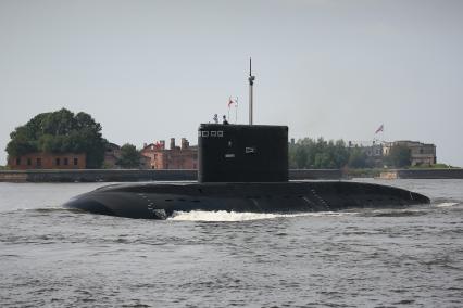 Санкт-Петербург, Кронштадт. Подводная лодкаво время главного военно-морского  парада в честь Дня ВМФ России.