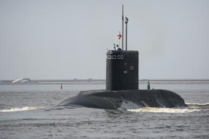 Санкт-Петербург, Кронштадт. Подводная лодкаво время главного военно-морского  парада в честь Дня ВМФ России.