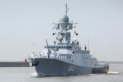 Санкт-Петербург, Кронштадт. Малый ракетный корабль `серпухов` во время главного военно-морского  парада в честь Дня ВМФ России.