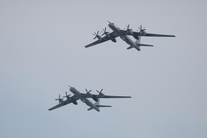 Санкт-Петербург, Кронштадт. Дальний противолодочный самолет  Ту-142  время главного военно-морского  парада в честь Дня ВМФ России.