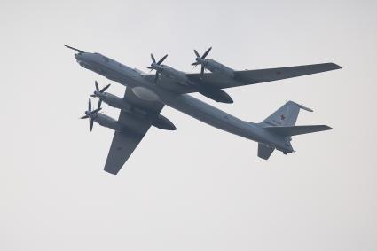 Санкт-Петербург, Кронштадт. Дальний противолодочный самолет  Ту-142  время главного военно-морского  парада в честь Дня ВМФ России.