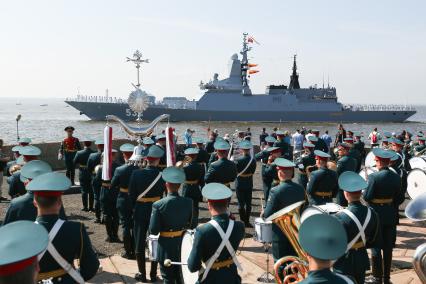 Санкт-Петербург, Кронштадт. Военный духовой оркестр во время главного военно-морского  парада в честь Дня ВМФ России.