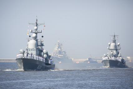 Санкт-Петербург, Кронштадт. Ракетный  катер `Чувашия` во время главного военно-морского  парада в честь Дня ВМФ России.