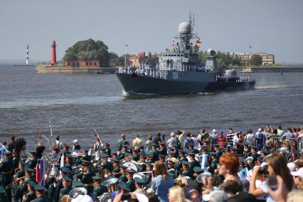 Санкт-Петербург, Кронштадт. Военный духовой оркестр во время главного военно-морского  парада в честь Дня ВМФ России.