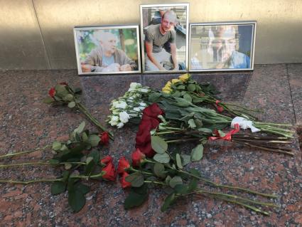 Москва. Цветы у Центрального дома журналиста в память об убитых в Центральноафриканской Республике (ЦАР) троих российских журналистах Кирилле Радченко, Александре Расторгуеве и Орхане Джемале.