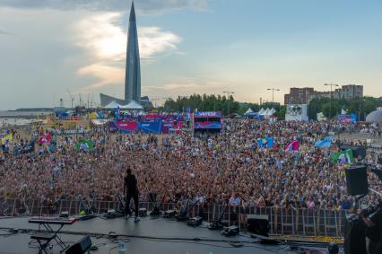 Санкт-Петербург. Зрители на фестивале VK Fest 2018 в парке 300-летия Санкт-Петербурга.