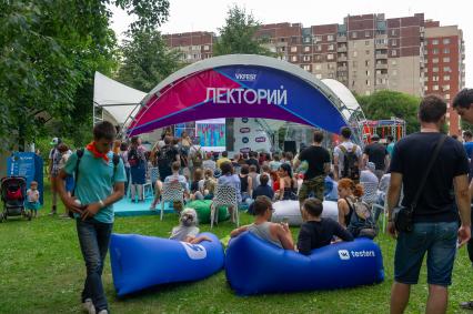 Санкт-Петербург. Посетители на фестивале VK Fest 2018 в парке 300-летия Санкт-Петербурга.