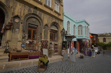 Азербайджан, Баку. Торговля сувенирами на одной из улиц старинного квартала Ичери-шехер.