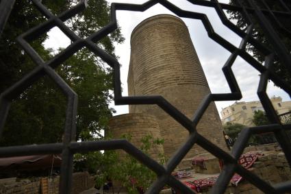 Азербайджан, Баку. Продажа сувениров и ковров на одной из улиц старинного квартала Ичери-шехер у Девичьей башни.