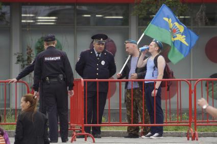 Екатеринбург. Десантники разговаривают с полицейским во время празднования дня ВДВ