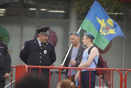 Екатеринбург. Десантники разговаривают с полицейским во время празднования дня ВДВ