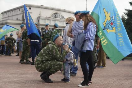 Екатеринбург. Десантник с семьей во время празднования дня ВДВ