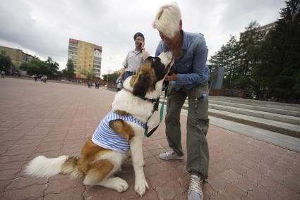 Екатеринбург. Женщина с собакой в тельняжке во время празднования дня ВДВ