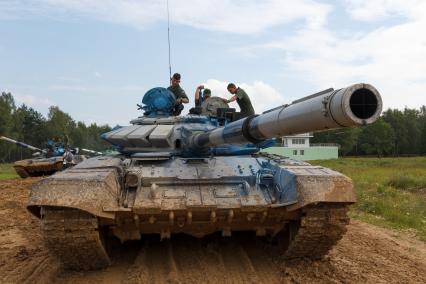 Московская область. Команда армии Венесуэла на танке Т-72Б3 в индивидуальной гонке международных соревнований `Танковый биатлон - 2018` на подмосковном полигоне `Алабино`.