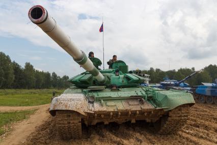 Московская область. Танк Т-72Б3 на международных соревнованях `Танковый биатлон - 2018` на подмосковном полигоне `Алабино`.