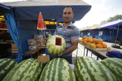 Екатеринбург. Продажа арбузов на рынке