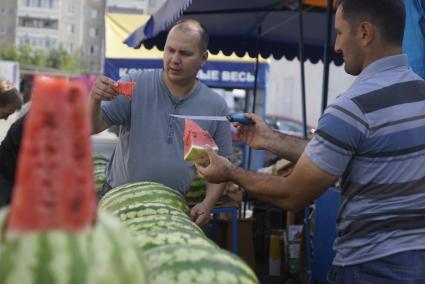 Екатеринбург. Продажа арбузов на рынке