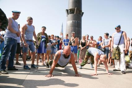 Санкт-Петербург.  Десантники во время празднования Дня Воздушно-десантных войск.