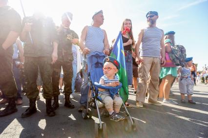 Санкт-Петербург.  Десантники во время празднования Дня Воздушно-десантных войск.