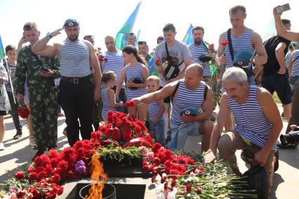 Санкт-Петербург.  Десантники во время празднования Дня Воздушно-десантных войск.