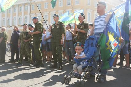 Санкт-Петербург.  Десантники во время празднования Дня Воздушно-десантных войск на Дворцовой площади.