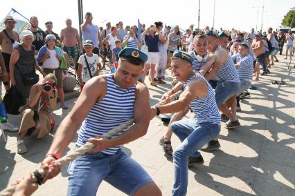 Санкт-Петербург.  Десантники во время празднования Дня Воздушно-десантных войск.