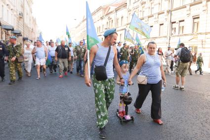 Санкт-Петербург.  Десантники во время празднования Дня Воздушно-десантных войск.