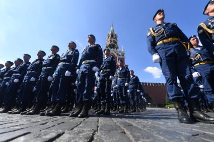 Москва. Курсанты Рязанского высшего воздушно-десантного командного училища имени генерала В.Ф. Маргелова на Крассной площади во время празднования Дня ВДВ.