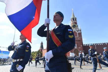 Москва. Курсанты Рязанского высшего воздушно-десантного командного училища имени генерала В.Ф. Маргелова на Крассной площади во время празднования Дня ВДВ.