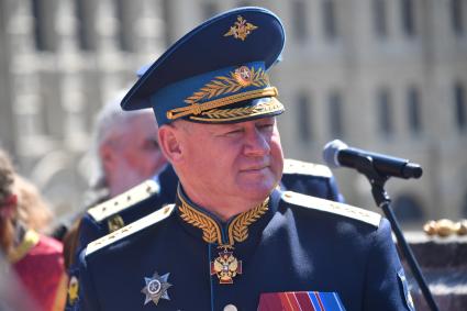 Москва. Командующий Воздушно-десантными войсками генерал-полковник Андрей Сердюков во время крестного хода в честь празднования Дня Воздушно-десантных войск на Красной площади.