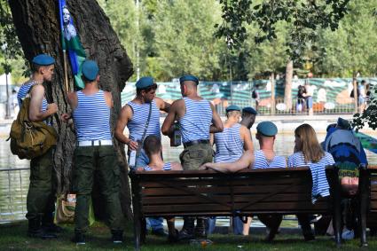 Москва. Участники празднования Дня Воздушно-десантных войск в Парке Горького.