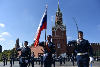 Москва. Курсанты Рязанского высшего воздушно-десантного командного училища имени генерала В.Ф. Маргелова на Крассной площади во время празднования Дня ВДВ.