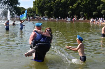 Москва. Участники празднования Дня Воздушно-десантных войск в Парке Горького.