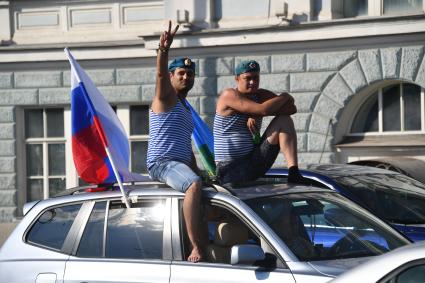 Москва. Участники празднования Дня Воздушно-десантных войск в Парке Горького.