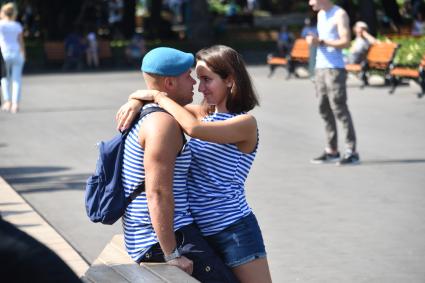 Москва. Участники празднования Дня Воздушно-десантных войск в Парке Горького.