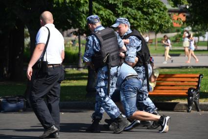 Москва. Участники празднования Дня Воздушно-десантных войск в Парке Горького.