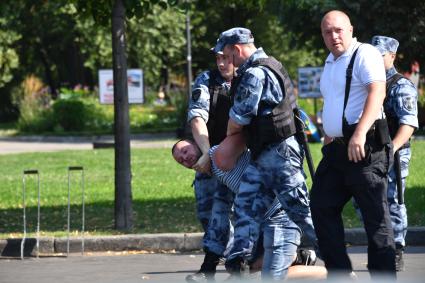 Москва. Участники празднования Дня Воздушно-десантных войск в Парке Горького.