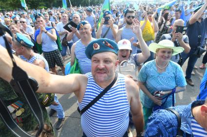 Москва. Участники празднования Дня Воздушно-десантных войск в Парке Горького.