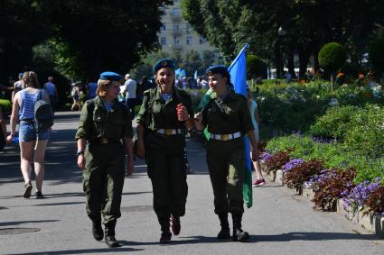 Москва. Участники празднования Дня Воздушно-десантных войск в Парке Горького.