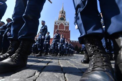 Москва. Курсанты Рязанского высшего воздушно-десантного командного училища имени генерала В.Ф. Маргелова на Крассной площади во время празднования Дня ВДВ.