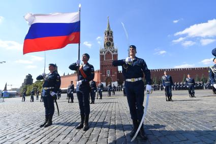 Москва. Курсанты Рязанского высшего воздушно-десантного командного училища имени генерала В.Ф. Маргелова на Крассной площади во время празднования Дня ВДВ.