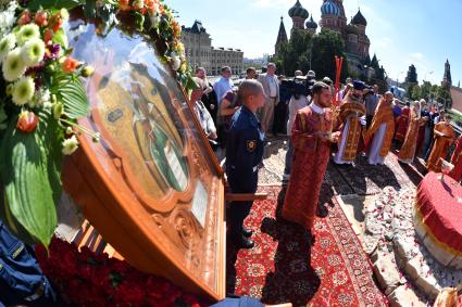 Москва. Торжественный молебен памяти святого пророка Илии на Лобном месте  в честь празднования Дня Воздушно-десантных войск на Красной площади.