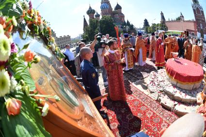 Москва. Торжественный молебен памяти святого пророка Илии на Лобном месте  в честь празднования Дня Воздушно-десантных войск на Красной площади.