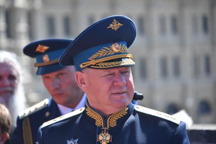 Москва. Командующий Воздушно-десантными войсками генерал-полковник Андрей Сердюков во время крестного хода в честь празднования Дня Воздушно-десантных войск на Красной площади.