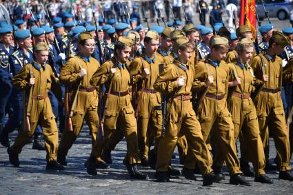 Москва. Участники празднования Дня Воздушно-десантных войск в историсеских костюмах на Красной площади.